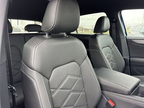 Used 2025 Volkswagen Atlas Cross Sport SE FWD image 26