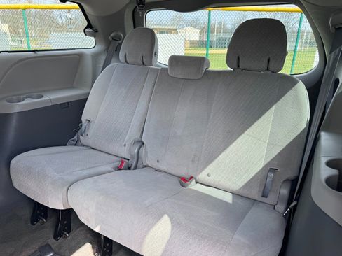 Used 2016 Toyota Sienna LE image 11