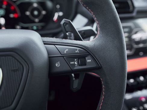 Used 2025 Lamborghini Urus SE image 60