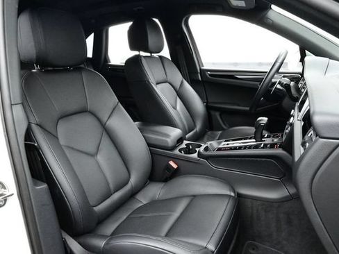 Certified 2024 Porsche Macan AWD/4WD image 17