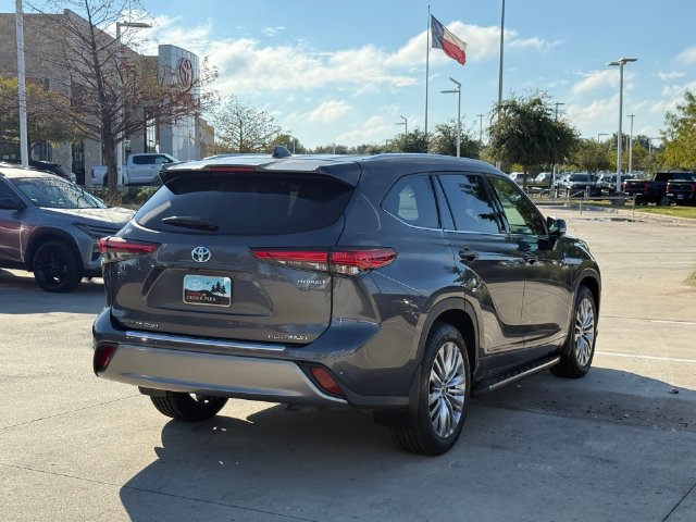 Used 2023 Toyota Highlander Platinum FWD image 4