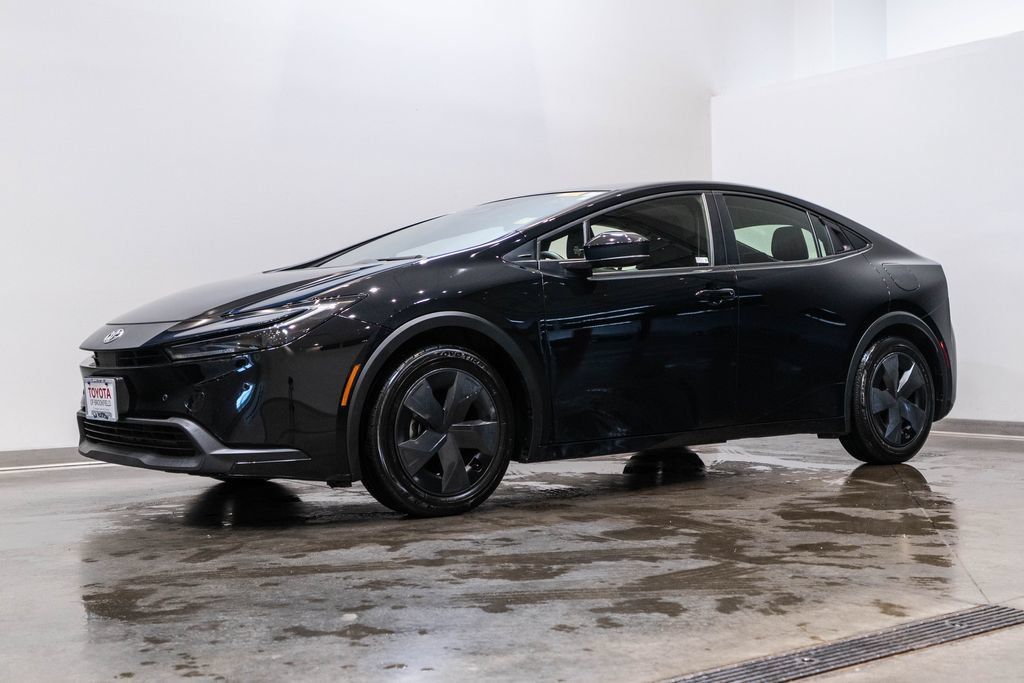 Used 2025 Toyota Prius LE FWD image 3