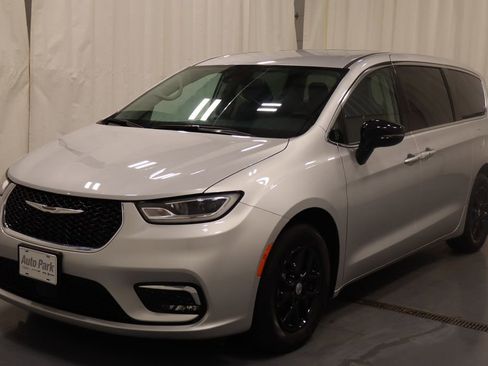 Used 2024 Chrysler Pacifica Touring-L image 6