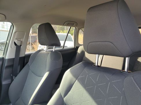 Used 2022 Toyota RAV4 XLE image 17