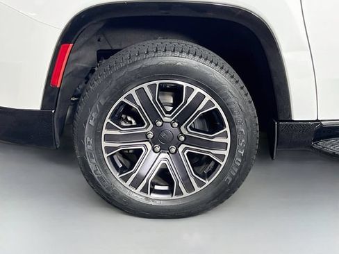 Used 2024 Jeep Wagoneer L Series II w/ Flexible Seating Group AWD/4WD image 39