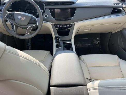 Used 2018 Cadillac XT5 Luxury w/ Driver Awareness Package FWD image 12