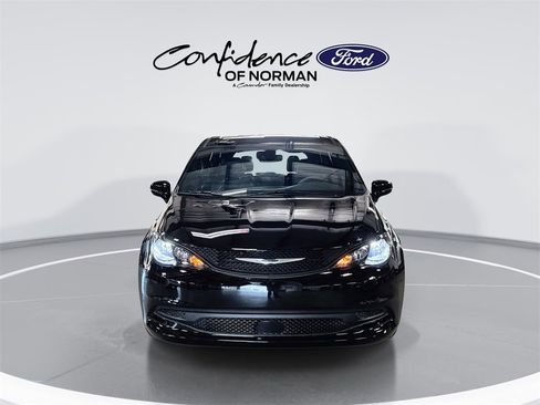 Used 2025 Chrysler Voyager LX image 2