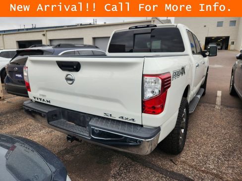 Used 2018 Nissan Titan SL w/ Chrome Package AWD/4WD image 10