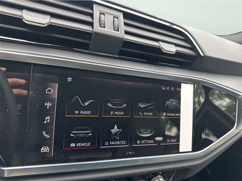 New 2025 Audi Q3 2.0T Premium image 41