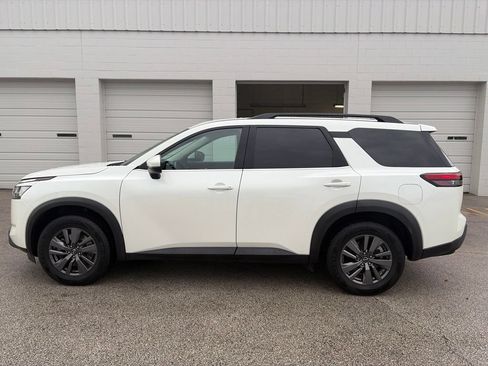 Used 2022 Nissan Pathfinder SV FWD image 2