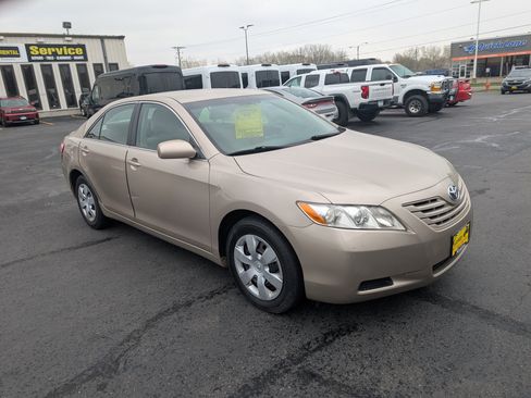 Used 2009 Toyota Camry LE FWD image 2