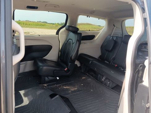 Used 2017 Chrysler Pacifica Touring-L FWD image 17