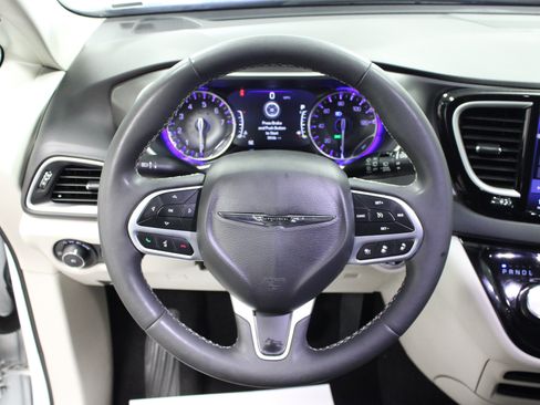 Used 2024 Chrysler Pacifica Touring-L FWD image 18
