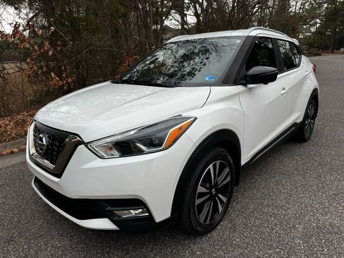 Used 2019 Nissan Kicks SR image 2