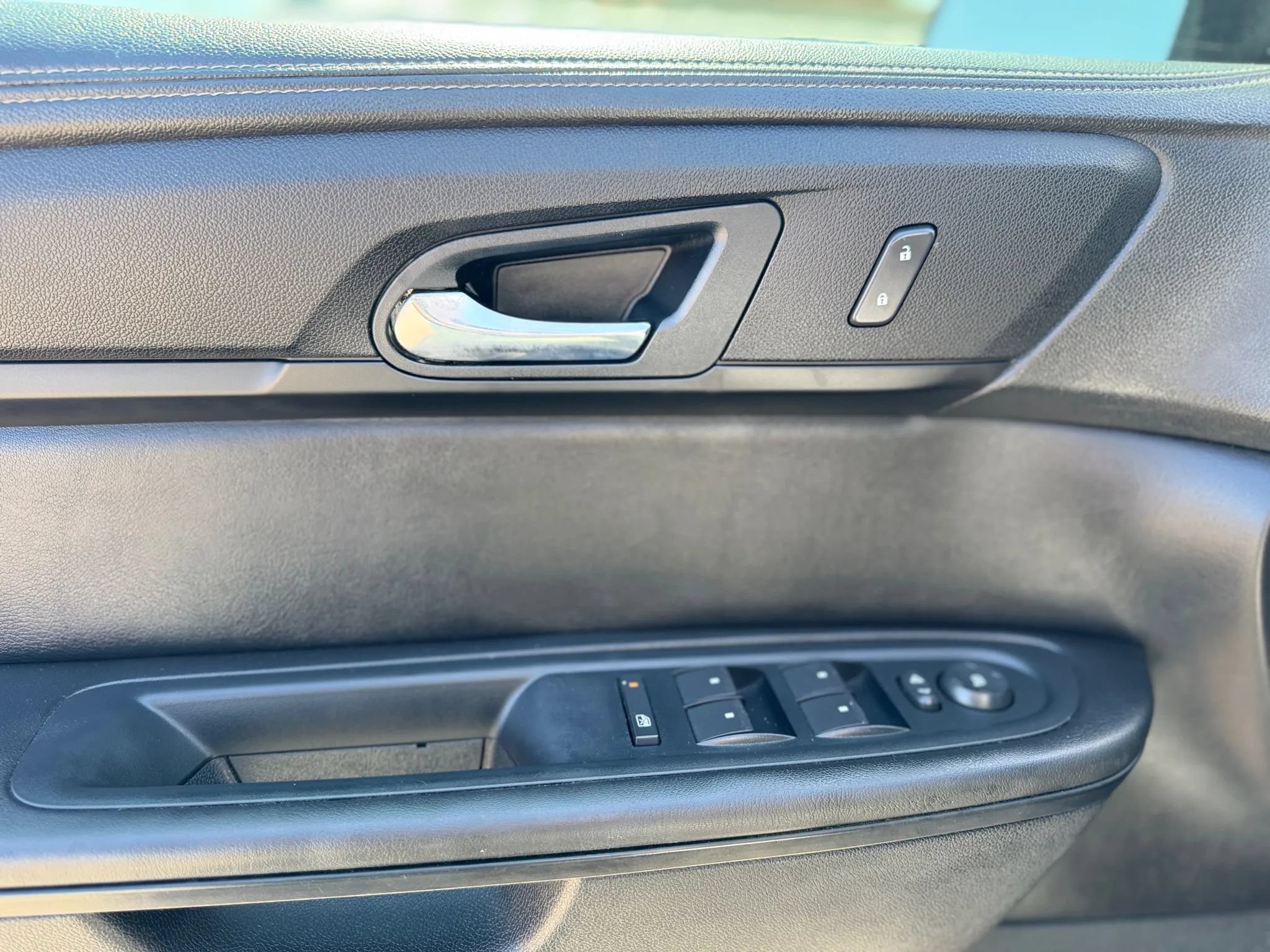 Used 2016 GMC Acadia SLE FWD image 18