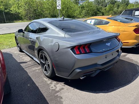 Used 2025 Ford Mustang Coupe RWD image 4