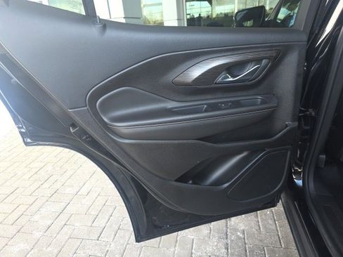 Used 2023 GMC Terrain SLT image 17