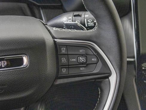 New 2025 Jeep Grand Cherokee L Altitude image 32