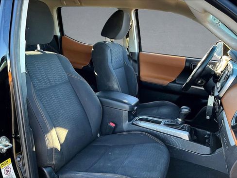 Used 2017 Toyota Tacoma SR5 w/ Tow Package image 32