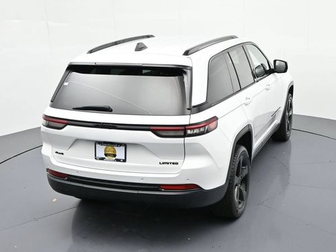 Used 2023 Jeep Grand Cherokee Limited w/ Black Appearance Package AWD/4WD image 18