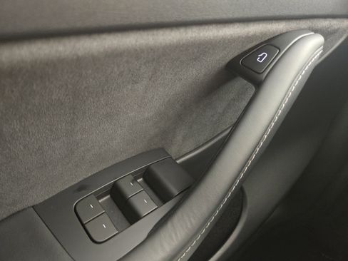 Used 2024 Tesla Model Y 2WD image 28