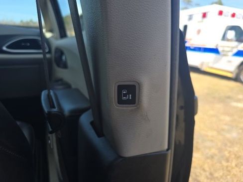 Used 2022 Chrysler Pacifica Touring-L image 38