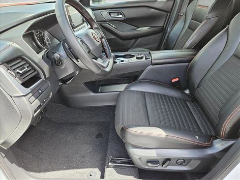 Used 2025 Nissan Rogue SV image 4