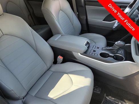 Used 2024 Toyota Highlander XLE AWD/4WD image 24