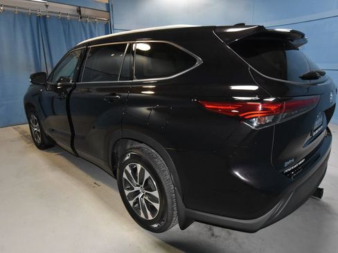 Used 2022 Toyota Highlander XLE AWD/4WD image 30