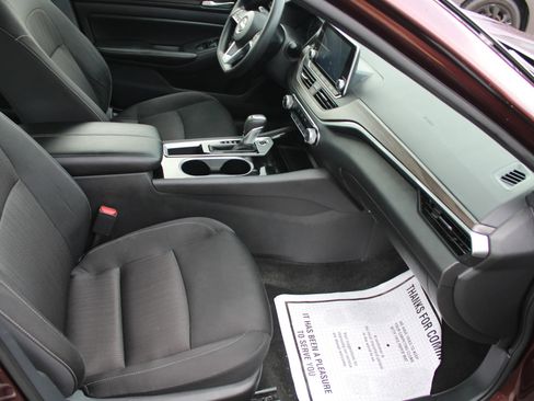 Used 2024 Nissan Altima 2.5 SV FWD image 24