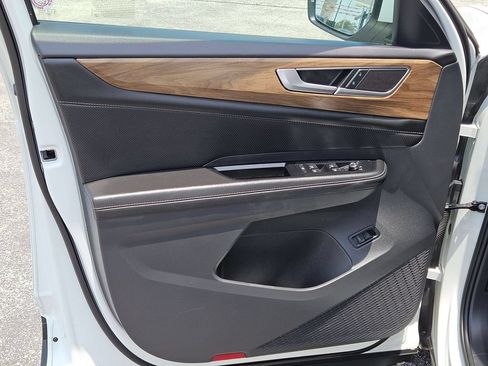 Used 2025 Volkswagen Atlas SE FWD image 15