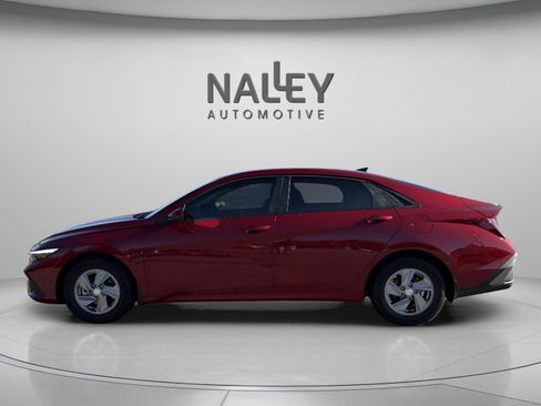 Used 2025 Hyundai Elantra SE image 2