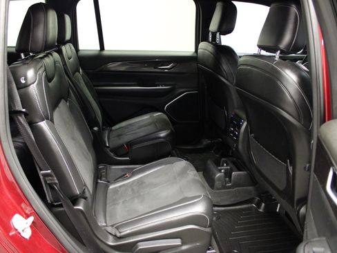 Used 2022 Jeep Grand Cherokee L Laredo image 16