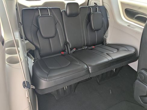 Used 2024 Chrysler Pacifica Touring-L FWD image 15