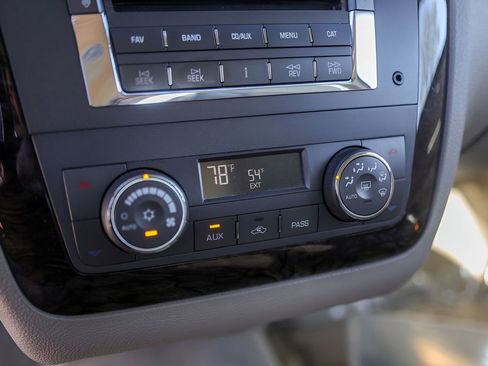 Used 2010 Cadillac DTS Luxury image 20