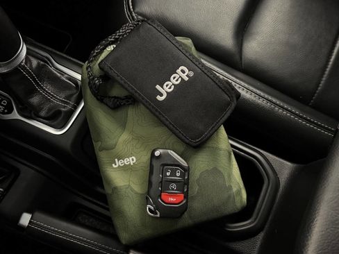 Used 2022 Jeep Wrangler Unlimited Sahara w/ Cold Weather Group image 44