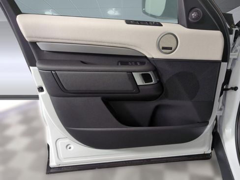 Certified 2025 Land Rover Discovery Dynamic SE image 18