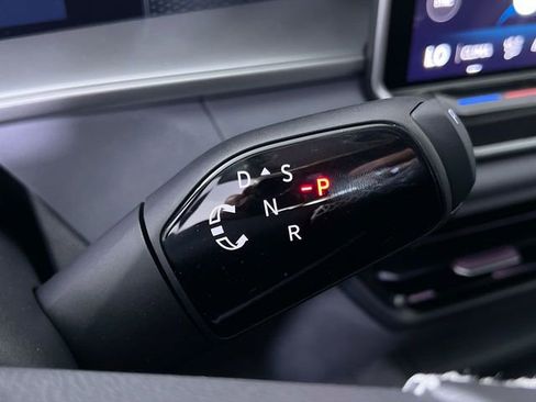 Used 2025 Volkswagen Tiguan SE image 20