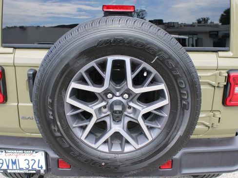 Used 2026 Jeep Wrangler Unlimited Sahara AWD/4WD image 9