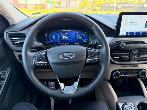 Used 2022 Ford Escape Titanium AWD/4WD image 3