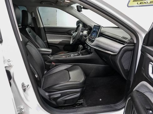 Used 2022 Jeep Compass Latitude FWD image 16