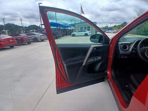 Used 2014 Toyota RAV4 LE FWD image 9