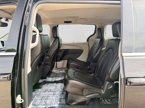 Used 2024 Chrysler Pacifica Touring-L FWD image 26