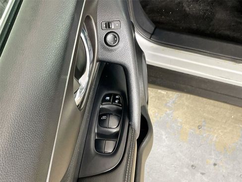 Used 2014 Nissan Rogue SV image 19