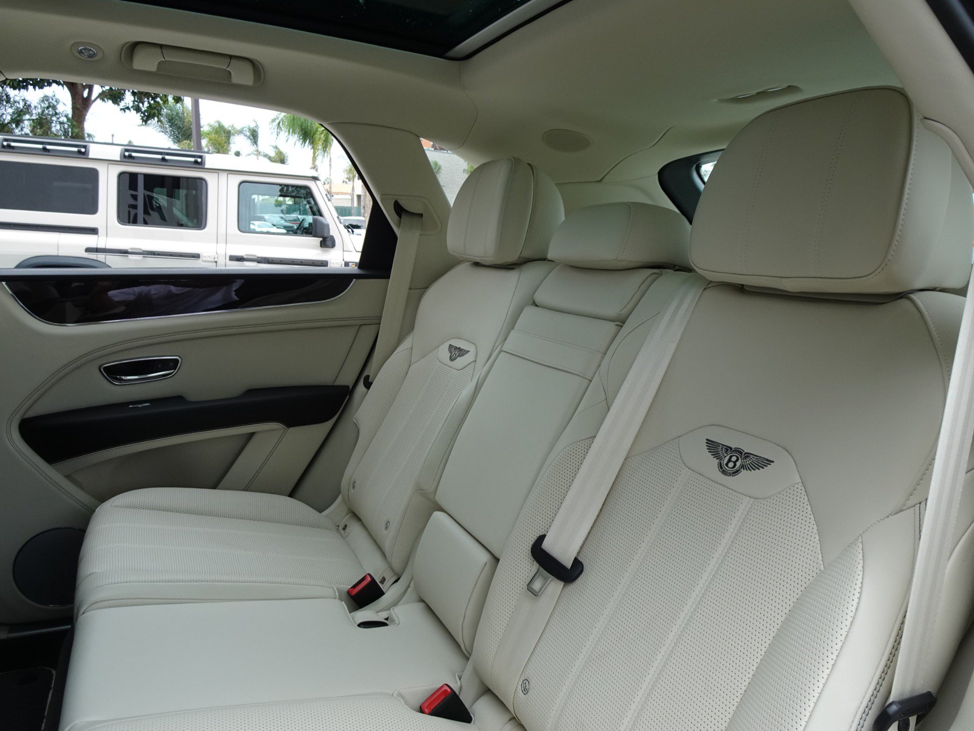 Used 2023 Bentley Bentayga Plug-In Hybrid AWD/4WD image 15