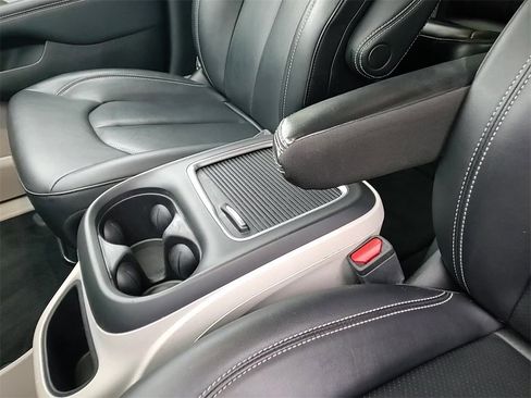 Used 2024 Chrysler Pacifica Touring-L image 19