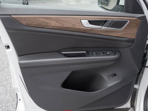 Used 2024 Volkswagen Atlas SE image 12