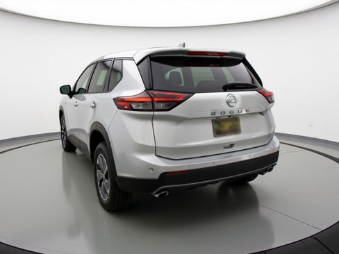 Used 2025 Nissan Rogue SV image 6