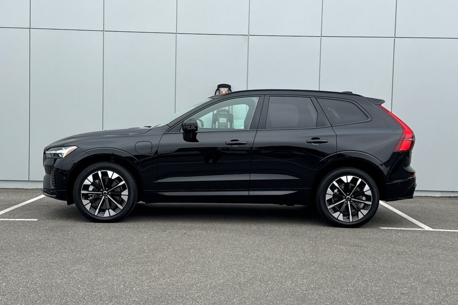 Used 2026 Volvo XC60 T8 Plus w/ Protection Package Premier AWD/4WD image 2