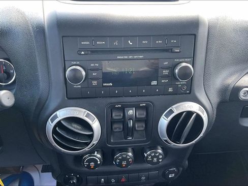 Used 2017 Jeep Wrangler Unlimited Sahara w/ Connectivity Group AWD/4WD image 9